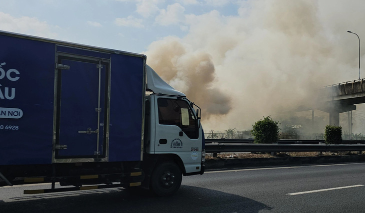 Trước đó, ngày 26-2 cũng xảy ra tình trạng thu gom và đốt rác thải trên tuyến cao tốc Trung Lương - TP.HCM, đoạn qua huyện Thủ Thừa, Long An nhưng không trông coi khiến lửa cháy lan, khói đen bốc cao - Ảnh: A.X.