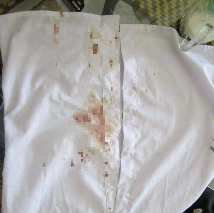 Chiếc áo dính máu được cho của học sinh lớp 2/8 Trường tiểu học Tân Phú Trung, huyện Củ Chi, TP.HCM sau khi bị đánh - Ảnh: bạn đọc cung cấp