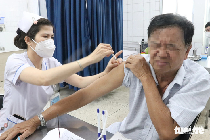 Người dân đi tiêm vắc xin phòng bệnh dại tại Bệnh viện Bệnh nhiệt đới (TP.HCM) - Ảnh: XUÂN MAI 