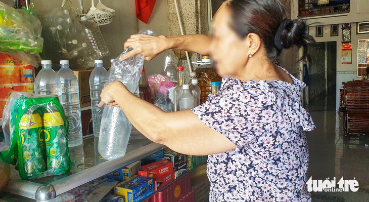 Các cơ sở kinh doanh rượu trên địa bàn tỉnh Cà Mau đa phần nhỏ lẻ, không đăng ký kinh doanh, mà thường kết hợp với các mặt hàng khác - Ảnh: THANH HUYỀN