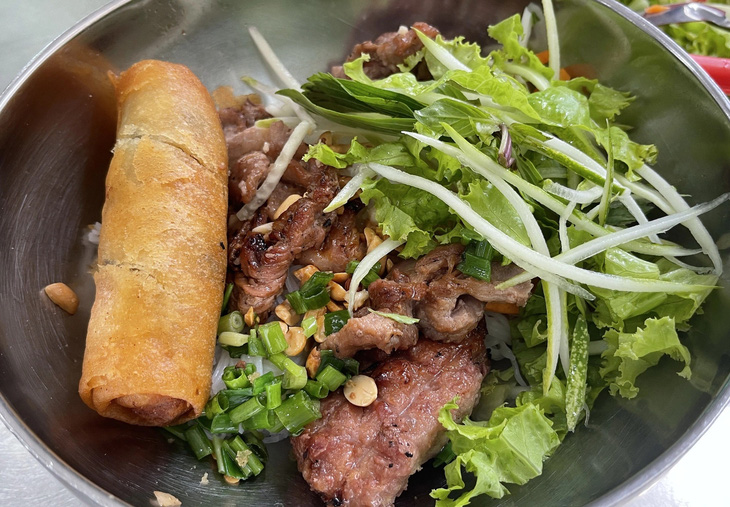 Chả giò ăn kèm bún thịt nướng tại một quán ở Tân Phú, TP.HCM - Ảnh: NHÃ XUÂN