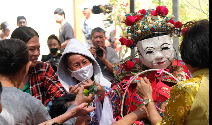 Nghệ sĩ Công Minh (người đeo mặt nạ, vai Gia Quan tấn tước) trong lễ Xây chầu phát lộc cho bà con xem hát - Ảnh: LINH ĐOAN