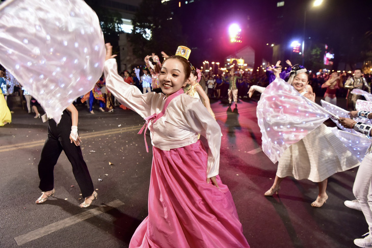Một chương trình biểu diễn nghệ thuật đường phố tại lễ hội thanh niên năm 2023 trên đường Phạm Ngọc Thạch, quận 1 - Ảnh: T.T.D