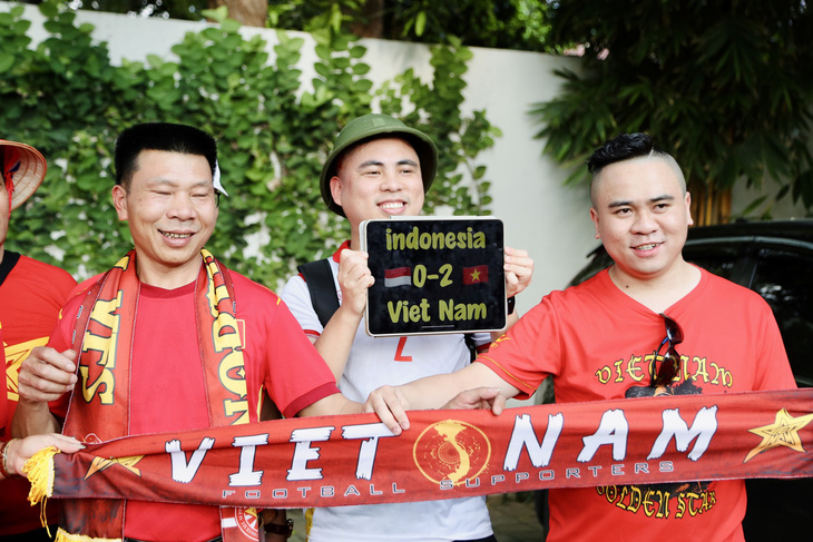 CĐV Việt Nam hy vọng thầy trò HLV Philippe Troussier sẽ giữ sạch lưới và giành chiến thắng - Ảnh: NGUYÊN KHÔI
