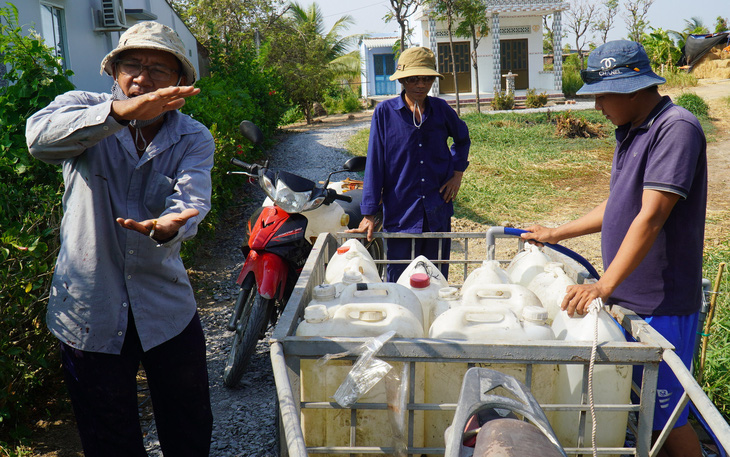 Nước kênh cạn kiệt, Tiền Giang mở 40 vòi nước công cộng miễn phí