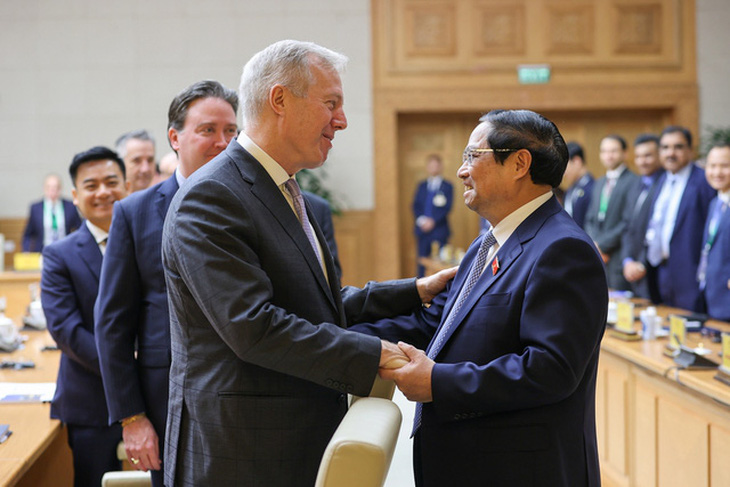 Thủ tướng trò chuyện thân mật với Chủ tịch kiêm Tổng giám đốc Hội đồng Kinh doanh Hoa Kỳ - ASEAN Ted Osius, nguyên đại sứ Hoa Kỳ tại Việt Nam - Ảnh: ĐOÀN BẮC