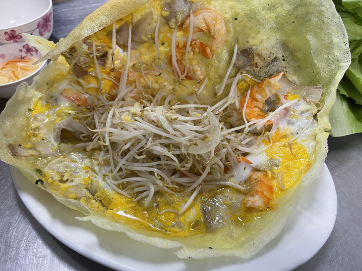 Bánh xèo nhân tôm, thịt, trứng tại một quán ở quận 1, TP.HCM - Ảnh: NHÃ XUÂN