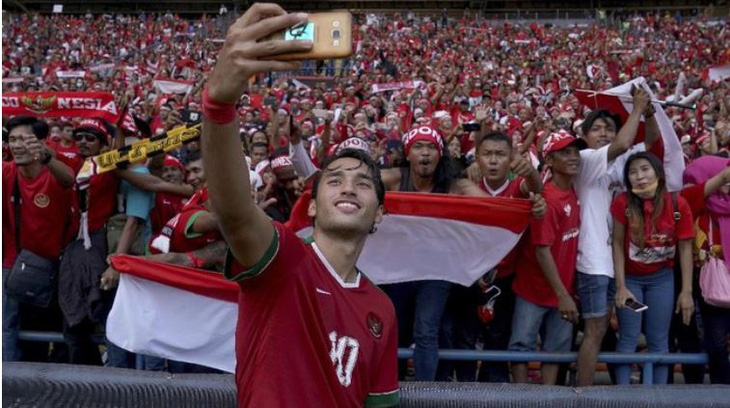 Cổ động viên Indonesia cho rằng chẳng có gì phải xấu hổ khi đá với đội hình toàn cầu thủ nhập tịch - Ảnh: PSSI