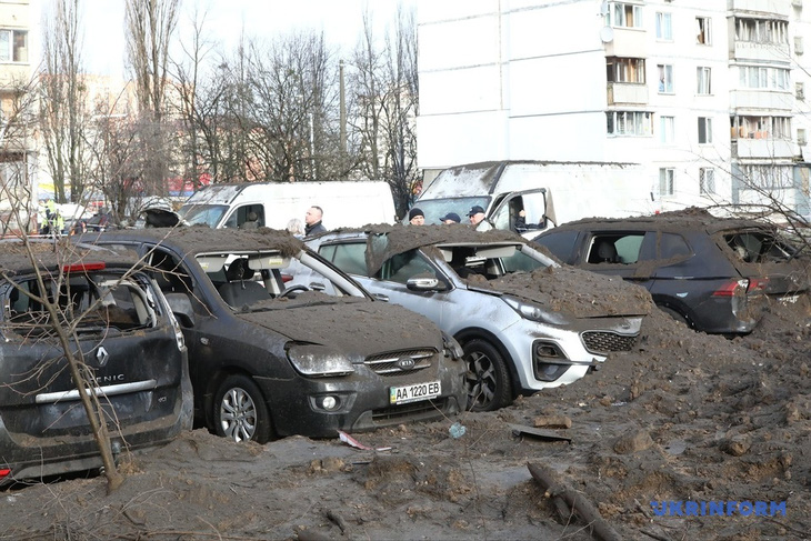 Một số ô tô bị hư hại trong vụ không kích nhằm vào thủ đô Kiev - Ảnh: UKRINFORM