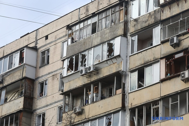Hiện trường vụ không kích bằng tên lửa ở thủ đô Kiev tối 20-3 - Ảnh: UKRINFORM