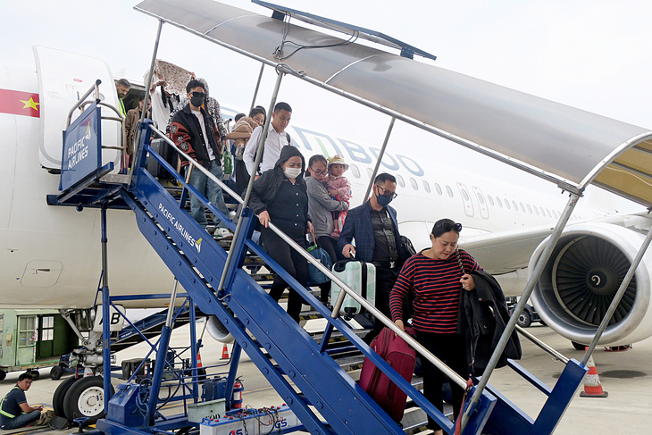 Hành khách xuống máy bay của Bamboo Airways tại sân bay Tân Sơn Nhất. Hiện hãng này còn sở hữu 8 chiếc - Ảnh: T.T.D.