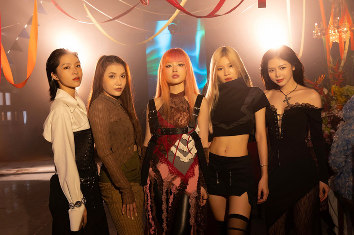 Ban nhạc nữ LIME với 5 thành viên gồm Liz Kim Cương, Yoon, Yvone, Emma và Suni Hạ Linh tái hợp