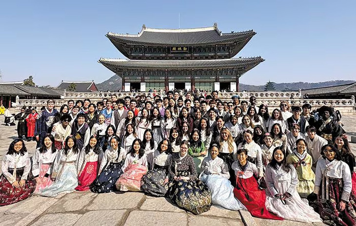 93 thành viên Dàn nhạc Radcliffe, câu lạc bộ âm nhạc cổ điển tại Đại học Harvard, tham quan Cung điện Kyungbok, Seoul, Hàn Quốc, ngày 10-3. Ảnh: knto.or.kr