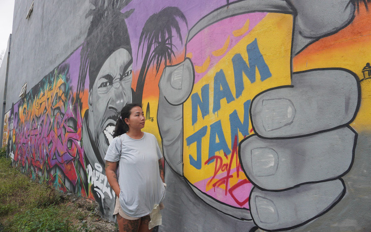 Họa sĩ vẽ graffiti trên tường nhà dân, phường xử phạt 2 triệu đồng, bắt xóa