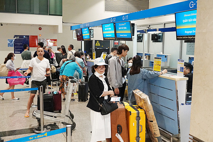 Du khách làm thủ tục check-in ở quầy của Vietravel Airlines chiều 20-3 - Ảnh: T.T.D.