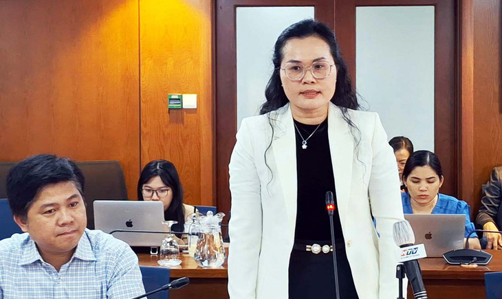 Phó giám đốc Sở Giáo dục và Đào tạo TP.HCM Lê Thụy Mỵ Châu trả lời việc có trường thu học phí gộp nhiều năm - Ảnh: TRỌNG NHÂN