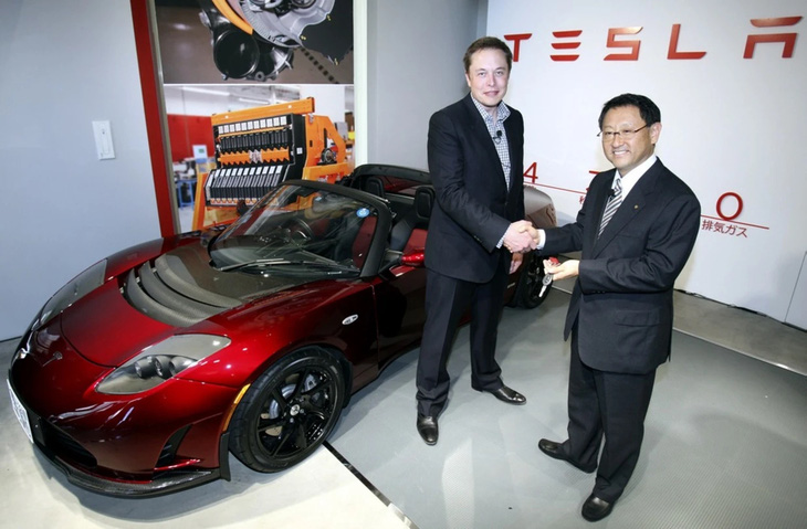 Chủ tịch hội đồng quản trị Akio Toyoda (phải) và CEO Tesla Elon Musk. Những tình huống khó xử cũng là lúc thể hiện kỹ năng sales tốt nhất - Ảnh minh họa: AP