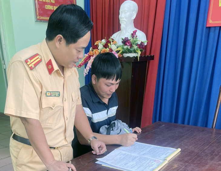 Trạm cảnh sát giao thông Đồng Phú làm việc với anh Võ Xuân Hoàng, tài xế xe khách lấn làn, chặn đầu xe khác trên quốc lộ 14 - Ảnh: CTV