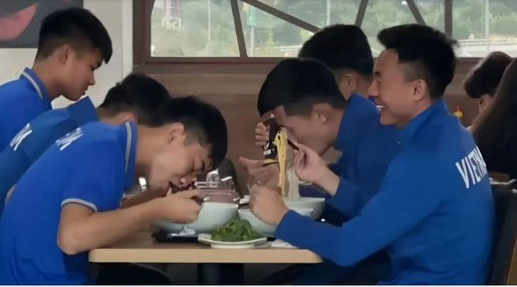 Cầu thủ tuyển Việt Nam ăn mì gói được báo chí Indonesia đăng tải - Ảnh: Suara