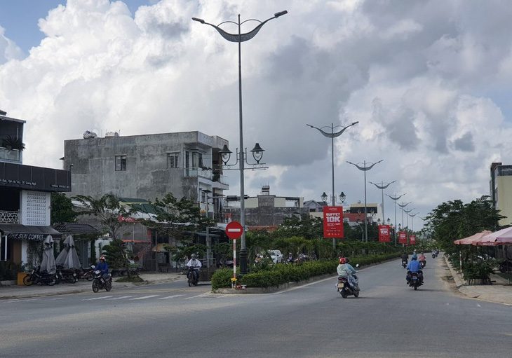 Tuyến đường phía bắc cầu Thạch Bích, nằm ngay trung tâm TP Quảng Ngãi vẫn chưa có tên, gây khó khăn cho người dân và quản lý của chính quyền - Ảnh: TRẦN MAI