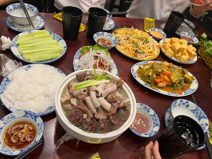 Lòng heo là món ăn khoái khẩu của nhiều người Việt - Ảnh: NAM TRẦN