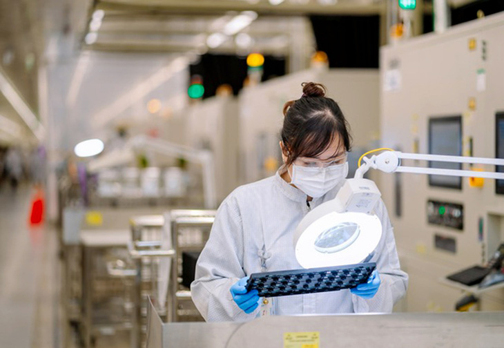 Lao động làm việc tại nhà máy lắp ráp và thử nghiệm vi mạch điện tử của Công ty TNHH Intel Products Việt Nam - Ảnh: Intel Products Việt Nam