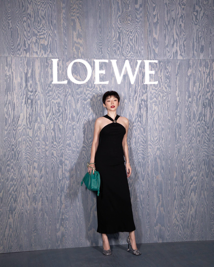 Sau một tuần kể từ sự kiện thời trang toàn cầu Bvlgari, Tóc Tiên tiếp tục là nghệ sĩ Việt Nam đầu tiên được mời tham dự Triển lãm quốc tế của LOEWE - thương hiệu thời trang gần 200 năm tuổi đến từ Tây Ban Nha.