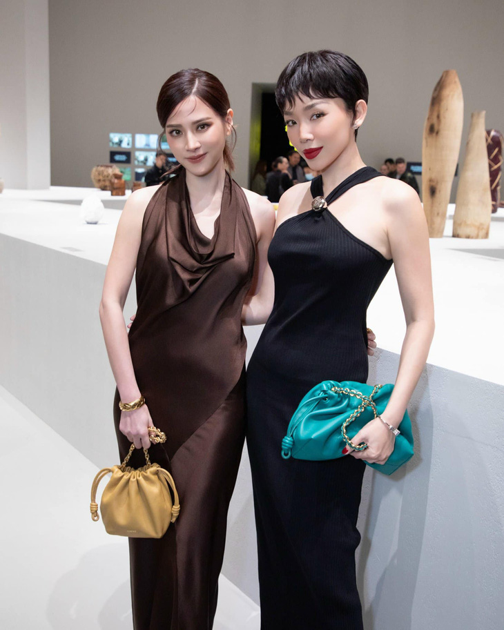 Khung hình bùng nổ visual của mỹ nhân Thái Lan Baifern Pimchanok và Tóc Tiên. Bà xã Hoàng Touliver được nhận xét có nhan sắc không hề kém cạnh. Cả hai mỹ nhân đều diện đầm ôm body khoe trọn đường cong, phối cùng túi xách phong cách tối giản.