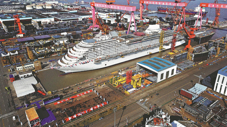 Một siêu du thuyền sắp hoàn tất ở xưởng đóng tàu Trung Quốc tại Thượng Hải. Ảnh: China Daily