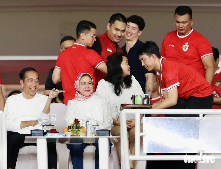 Tổng thống Indonesia Joko Widodo (bìa trái) dự khán trận gặp Việt Nam tối 21-3 - Ảnh: NGUYÊN KHÔI