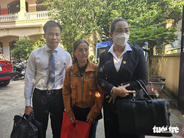 Con gái cố nghệ sĩ Vũ Linh cùng các luật sư - Ảnh: ĐAN THUẦN