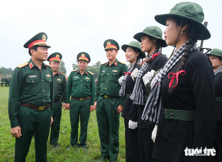 Thượng tướng Nguyễn Tân Cương - tổng tham mưu trưởng Quân đội nhân dân Việt Nam, thứ trưởng Bộ Quốc phòng (bìa trái) - trò chuyện với khối nữ du kích miền Nam tham gia hợp luyện - Ảnh: HÀ THANH