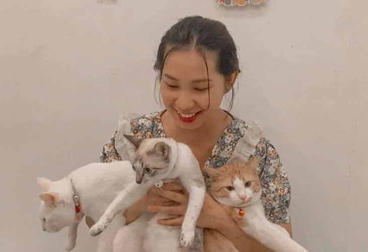 Chị Trịnh Hồng Ngọc và thú cưng của mình - Ảnh: NVCC