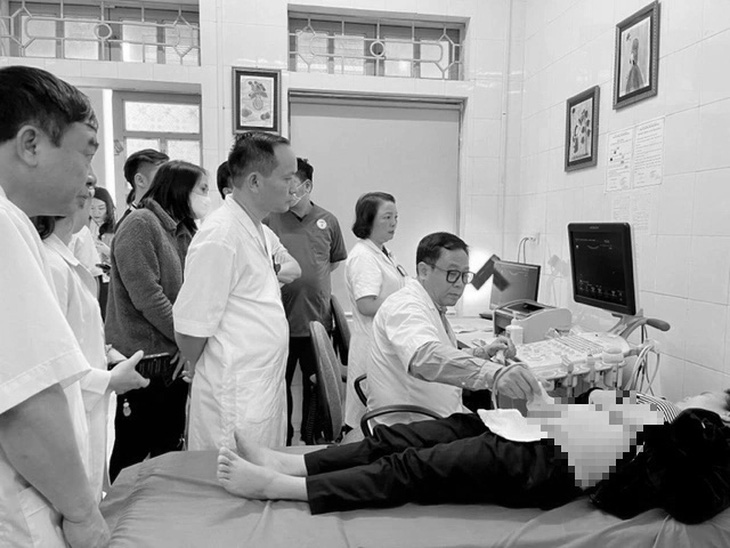 PGS Vũ Văn Tâm (người ngồi) hướng dẫn siêu âm sản phụ khoa cho y bác sĩ ở Trung tâm Y tế huyện Yên Bình, Yên Bái - Ảnh: HỒNG HÀ