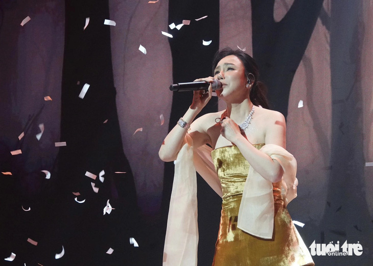 Hồ Quỳnh Hương hát live ca khúc mới Cứ để cho em trong buổi giới thiệu MV chiều 22-3 - Ảnh: T.T.D