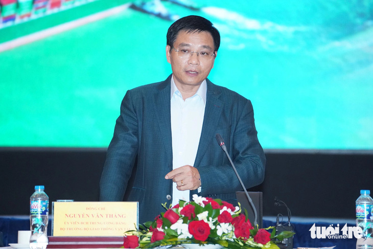 Bộ trưởng Bộ Giao thông vận tải Nguyễn Văn Thắng phát biểu tại hội nghị - Ảnh: CHÂU TUẤN