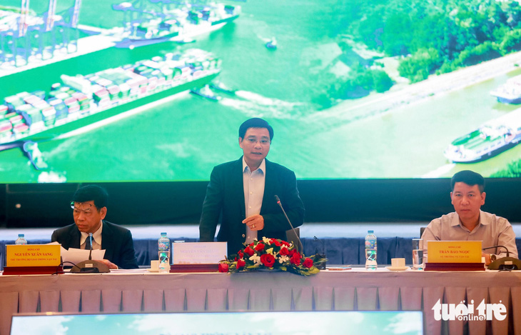 Hội nghị còn có sự tham dự của Thứ trưởng Bộ Giao thông vận tải Nguyễn Xuân Sang, Cục trưởng Cục Hàng hải Việt Nam Đỗ Mười, Vụ trưởng Vụ Vận tải Trần Bảo Ngọc và đại diện các cơ quan sở ngành - Ảnh: THU DUNG
