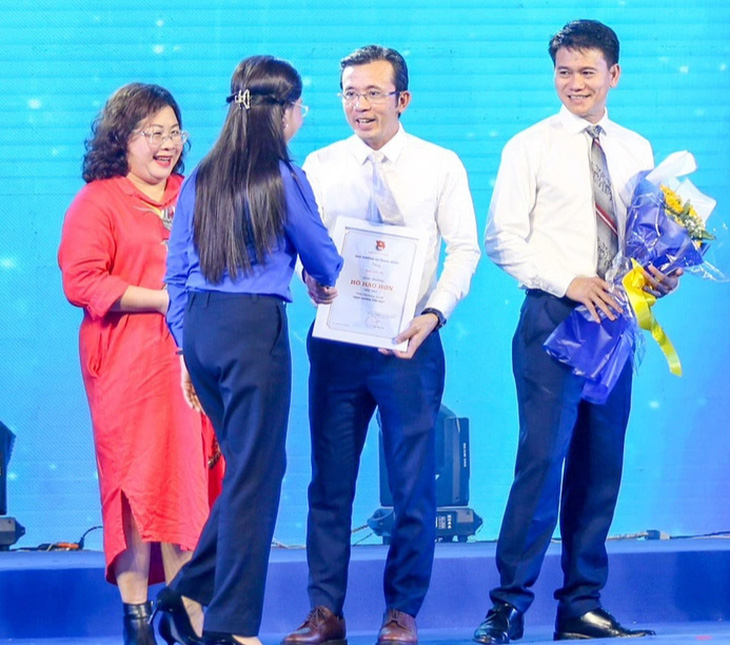 Phó tổng biên tập báo Tuổi Trẻ Trần Xuân Toàn nhận giải thưởng Hồ Hảo Hớn cho chương trình Ngày không tiền mặt - Ảnh: PHƯƠNG QUYÊN