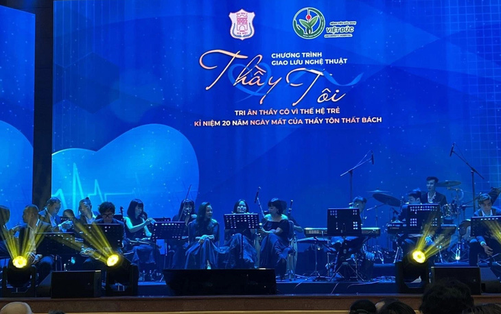 Các nghệ sĩ biểu diễn trong đêm nhạc tri ân PGS Tôn Thất Bách và các thầy cô ngành y - Ảnh: Bác sĩ Nguyễn Quang Bảy