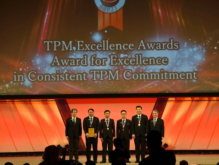 Đại diện CPV - Nhà máy thức ăn chăn nuôi Bình Dương nhận giải thưởng TPM Consistency