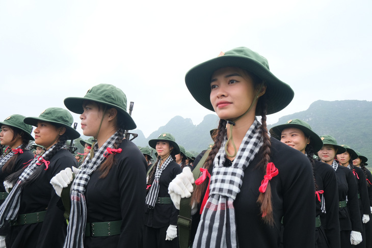 Các nữ du kích miền Nam tham gia diễu binh, diễu hành chuẩn bị lễ kỷ niệm 70 năm Chiến thắng Điện Biên Phủ (7-5-1954 - 7-5-2024) - Ảnh: HÀ THANH