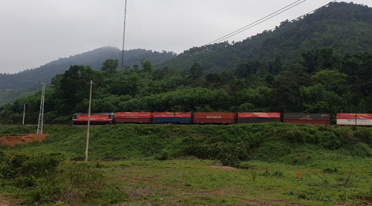 Tàu hàng qua tuyến đường sắt Bắc - Nam đoạn đèo Khe Nét thường phải di chuyển rất chậm vì địa hình đồi núi - Ảnh: QUỐC NAM