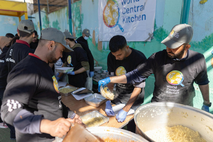 Chuẩn bị bữa ăn cho những người tị nạn Palestine ở Dải Gaza ngày 21-3 - Ảnh: REUTERS