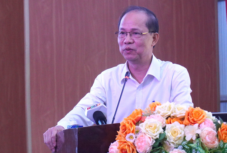 Ông Lê Xuân Trung - phó tổng biên tập báo Tuổi Trẻ - trò chuyện cùng các đoàn viên tỉnh Bến Tre