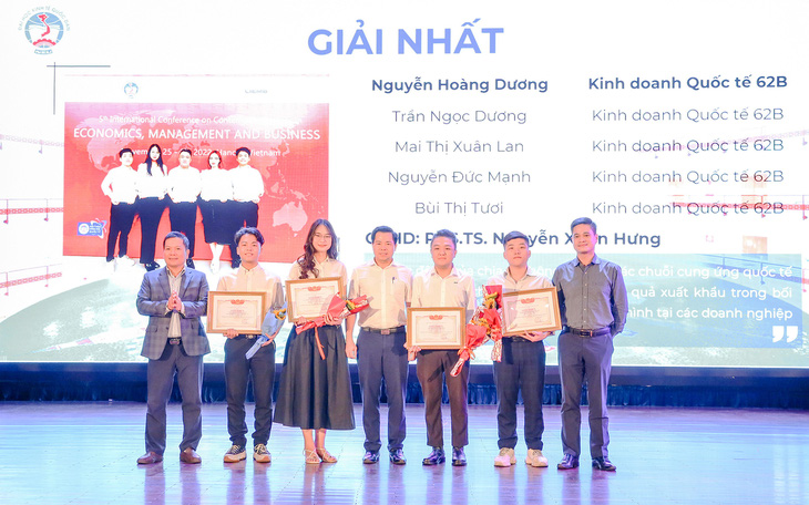 Hoàng Dương nhận giải nhất Giải thưởng sinh viên nghiên cứu khoa học cùng nhóm nghiên cứu - Ảnh: NVCC