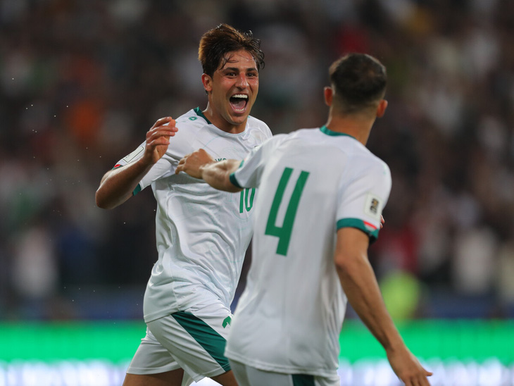 Niềm vui của Mohanad Ali (trái) sau bàn mở tỉ số muộn màng cho Iraq - Ảnh: AFC