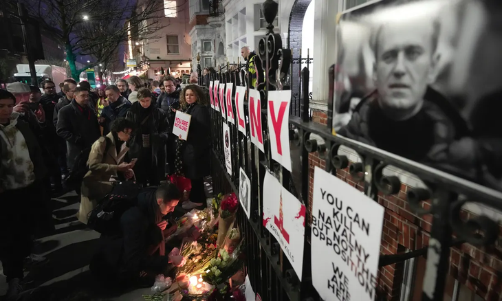 Một nơi tưởng niệm ông Navalnyi đã xuất hiện bên ngoài đại sứ quán Nga ở London. Ảnh: The Guardian