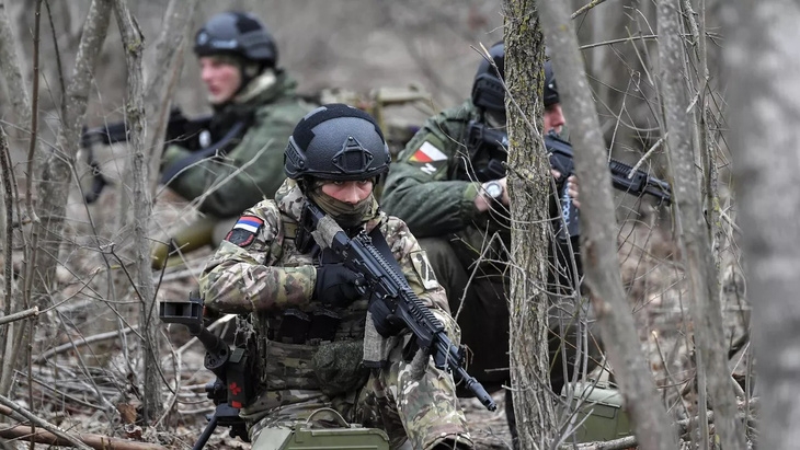 Binh sĩ Nga hành quân trên chiến trường Ukraine - Ảnh: RIA NOVOSTI