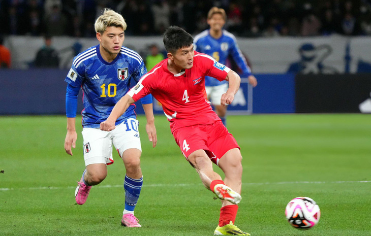 Triều Tiên (áo đỏ) đối đầu Nhật Bản tại vòng loại World Cup 2026 tối 21-3 - Ảnh: GETTY