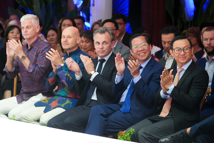 Chủ tịch UBND TP.HCM Phan Văn Mãi (thứ hai từ phải) và Đại sứ Hà Lan tại Việt Nam Kees van Baar (thứ hai, bên trái) trong sự kiện tối 21-3 - Ảnh: HỮU HẠNH